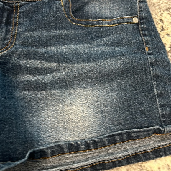 L.E.I brand blue jean shorts 13( juniors) - Picture 2 of 5